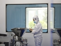 不負(fù)秋日好時(shí)光 ，亞歐廠里生產(chǎn)忙， 機(jī)器轟鳴干勁足，熱火朝天普新章！